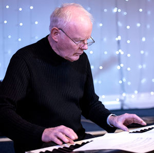 Keyboard player Steve Lodder in action