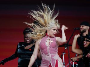 Supporting image for story: Paloma Faith gives relationship advice to men in Glastonbury crowd