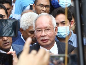 Supporting image for story: Former Malaysian PM apologises for embezzlement scandal and reiterates innocence