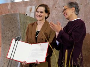 Supporting image for story: US writer Anne Applebaum appeals for arms for Ukraine as she accepts peace prize