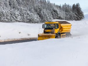 Supporting image for story: Hundreds of schools shut for third day as further ice and snow warnings issued