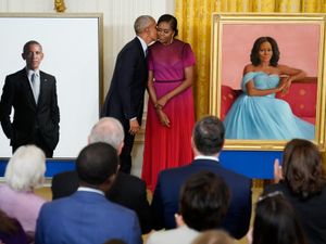 Supporting image for story: Obamas unveil their White House portraits
