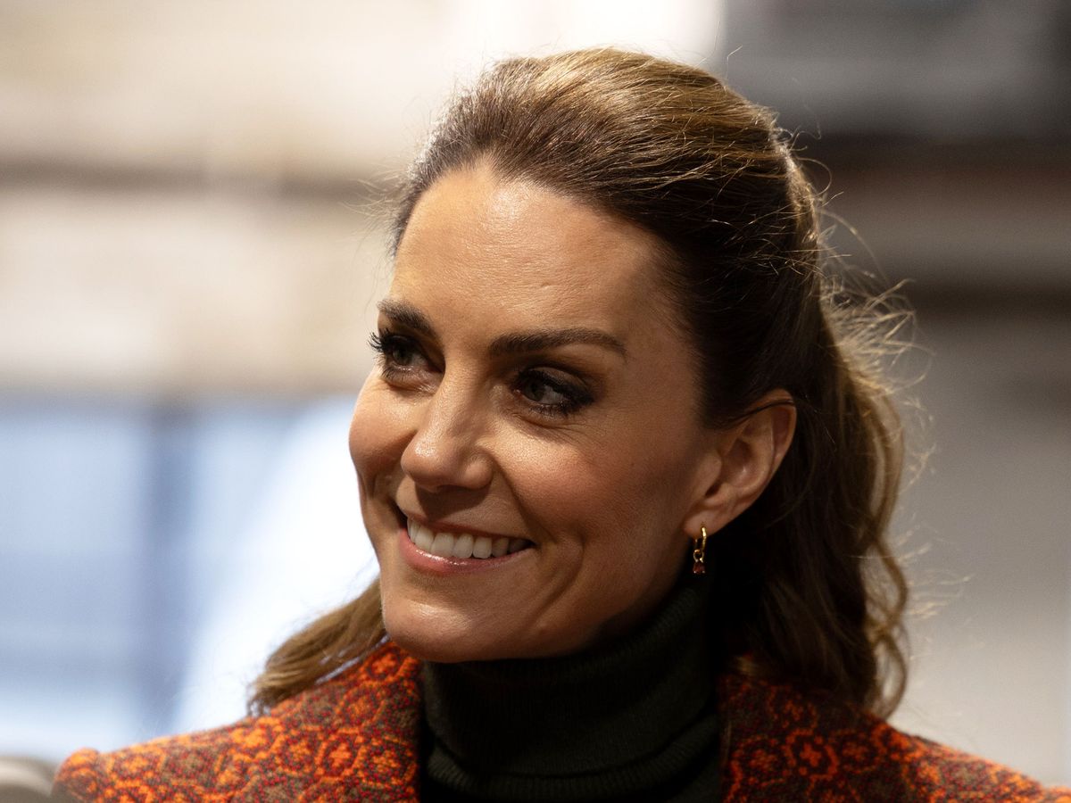 Kate&rsquo;s needlework praised in woollen mill visit