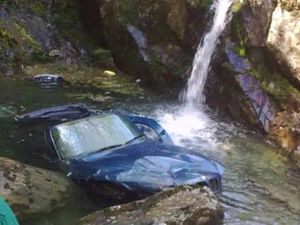 Supporting image for story: Car plunge couple 'so lucky'