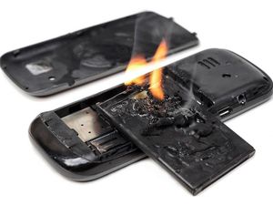 Supporting image for story: Here’s why smartphone batteries explode