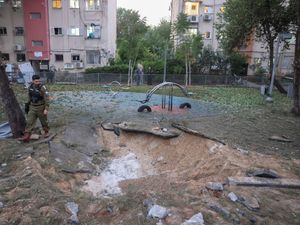 Supporting image for story: 16 injured after rocket fired from Yemen hits Tel Aviv