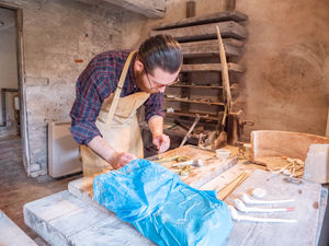 Oliver the pipemaker at work. Photo by The Ironbridge Gorge Museum Trust