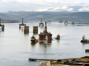 Supporting image for story: Ministers should apologise to oil and gas workers who have lost jobs, Tories say