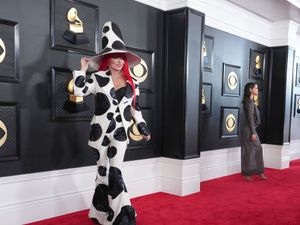 Supporting image for story: Shania Twain graces Grammys red carpet in cow-print inspired suit and hat