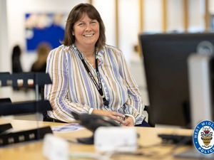 Supporting image for story: Police officer steers more than 300 kids away from crime