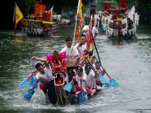 Supporting image for story: Dragon boat racing puts modern twist on an ancient tradition