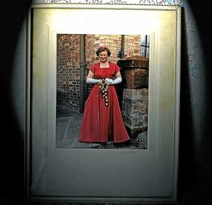 Lady in red  A glamorous photo of the dress