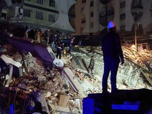 Supporting image for story: More than 600 killed as powerful quake hits Turkey and Syria