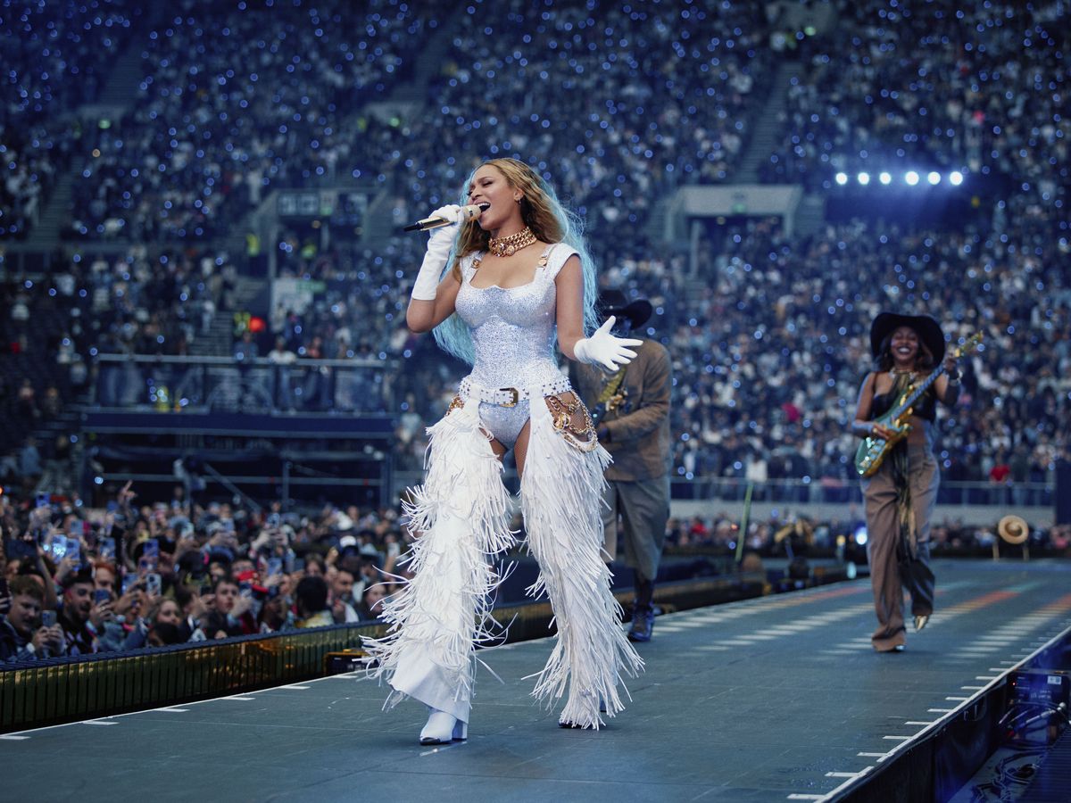 Beyonce enjoys the rain as she kicks off London stint of Cowboy Carter tour