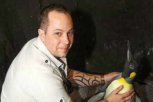 Mark meets one of Seaworld's penguin colony