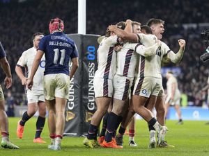 Supporting image for story: England revive Six Nations title hopes with last-gasp victory against France
