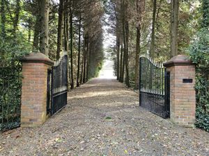 Gated access leads to an extensive driveway, picture: Rightmove and Eden Midcalf 