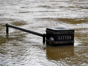 Supporting image for story: In pictures: Shrewsbury floods as water levels begin to peak