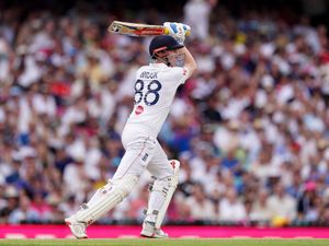 Supporting image for story: England on top as weather brings early end to first day of Sydney Test