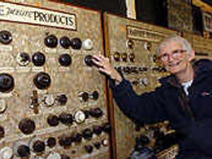 Supporting image for story: Andrew shines light on Palace switches