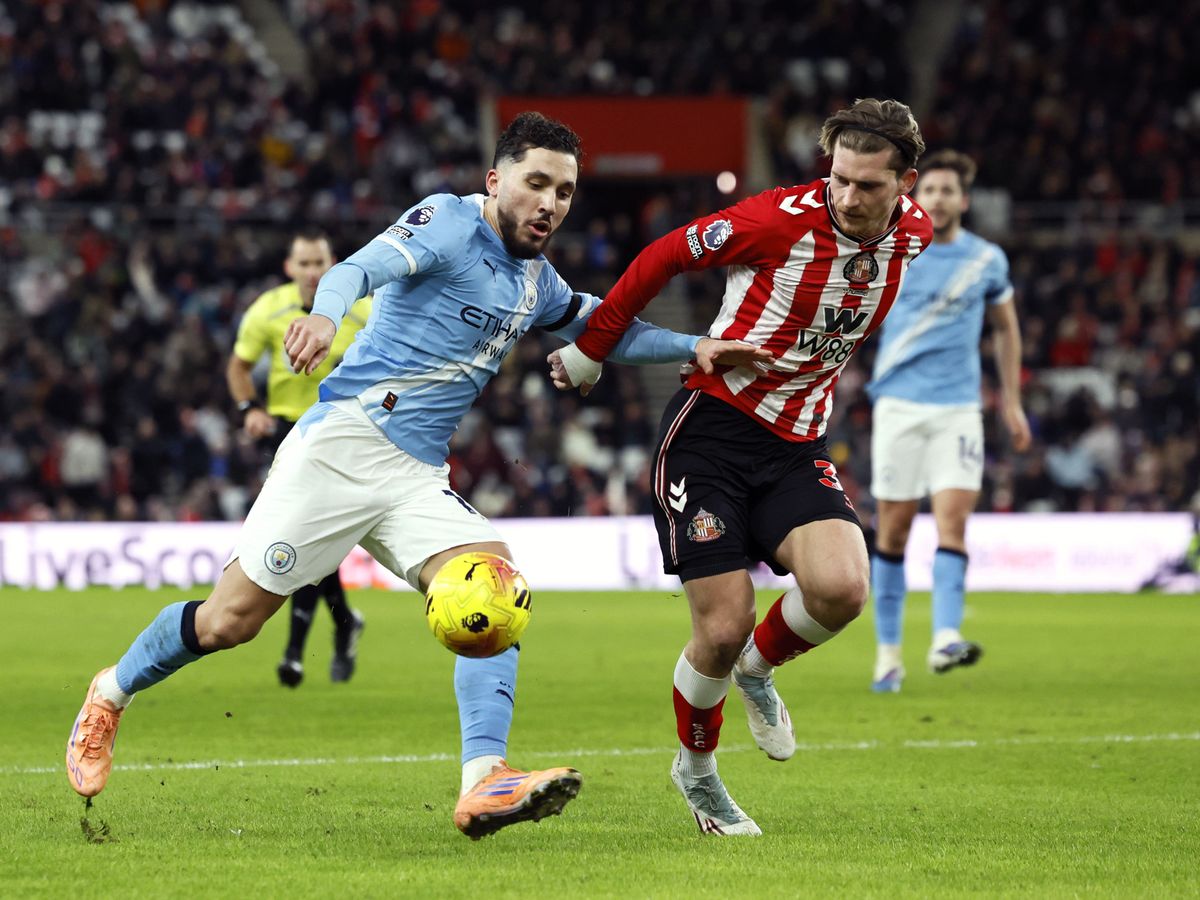 Manchester City held at Sunderland to sit four points adrift of Arsenal