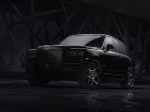 Supporting image for story: Rolls-Royce bolsters Cullinan range with Black Badge model