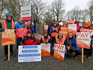 Supporting image for story: 'Low pay and deteriorating workforce' brings junior doctors from region out on strike