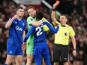 Supporting image for story: Everton beat Man Utd despite Idrissa Gana Gueye red for slapping Michael Keane