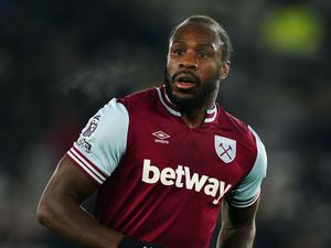 Supporting image for story: West Ham squad in show of support for Michail Antonio
