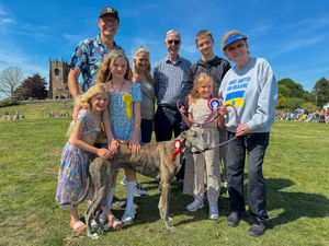 Judges Steve Leonard and daughters with ‘Best in Show’ dog Basil owned by the Rowley family from Marbury