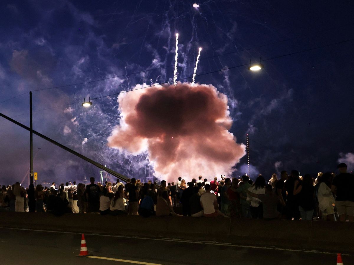 19 injured as fireworks show goes awry at fair in Germany