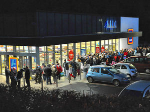 Supporting image for story: Early start as Telford shoppers descend on new Aldi for bargains