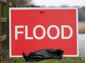 Supporting image for story: River Severn flood alert remains in place after weekend rainfall