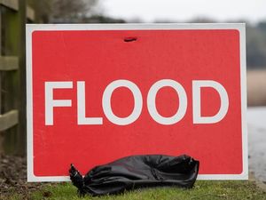 Supporting image for story: River Severn flood alert remains in place after weekend rainfall