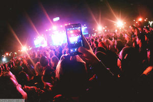 Supporting image for story: Mobiles are no joke for comics... Should phones be banned from shows?