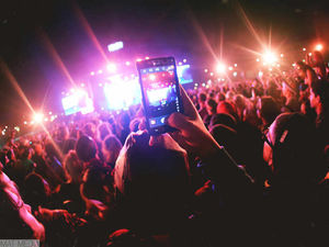 Supporting image for story: Mobiles are no joke for comics... Should phones be banned from shows?