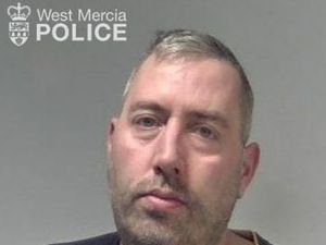 Supporting image for story: Pervert pretended to be rich businessman to engage in sexual communication with young girls