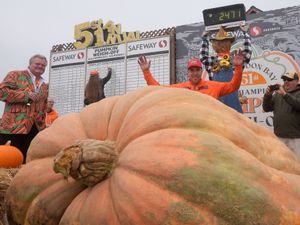 Supporting image for story: Smashing pumpkin retains world title for teacher
