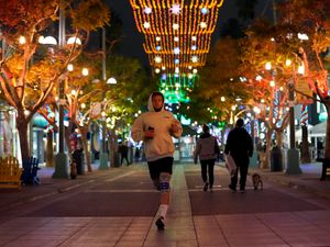 Supporting image for story: California imposes curfew to curb skyrocketing Covid-19 cases