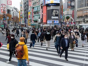 Supporting image for story: Japan and South Korea set new daily Covid-19 records