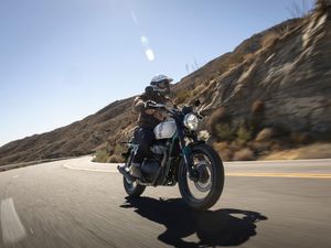 Supporting image for story: First Ride: Royal Enfield’s Bear 650 is a motorcycle with added personality