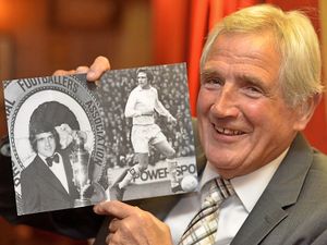 Supporting image for story: Legends pay tribute to hardman Norman Hunter