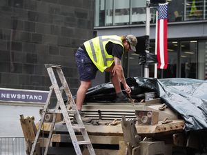 Supporting image for story: Fans applaud Spider-Man cast and crew after action scene takes place in city