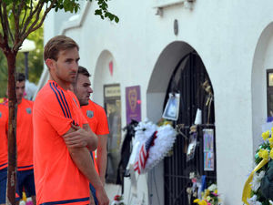 Supporting image for story: Charleston shooting: Albion players pay respects at scene of murders