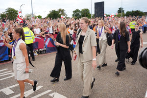Supporting image for story: Hannah Hampton and England team mates greeted by 50,000 fans after Euros victory