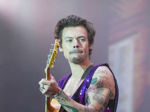 Supporting image for story: Harry Styles apologises to Los Angeles audience after ripping trousers onstage