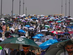Supporting image for story: More than 1,000 died during Hajj pilgrimage in scorching heat