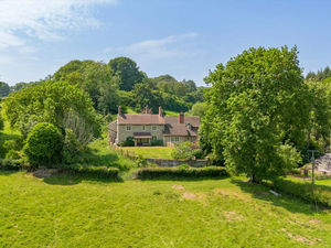 Supporting image for story: Inside the renovated Shropshire manor that once housed Irish nobility
