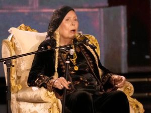 Supporting image for story: Joni Mitchell earns standing ovation for debut Grammy performance at age 80