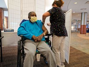 Supporting image for story: US hits 700,000 Covid deaths but cases begin to fall